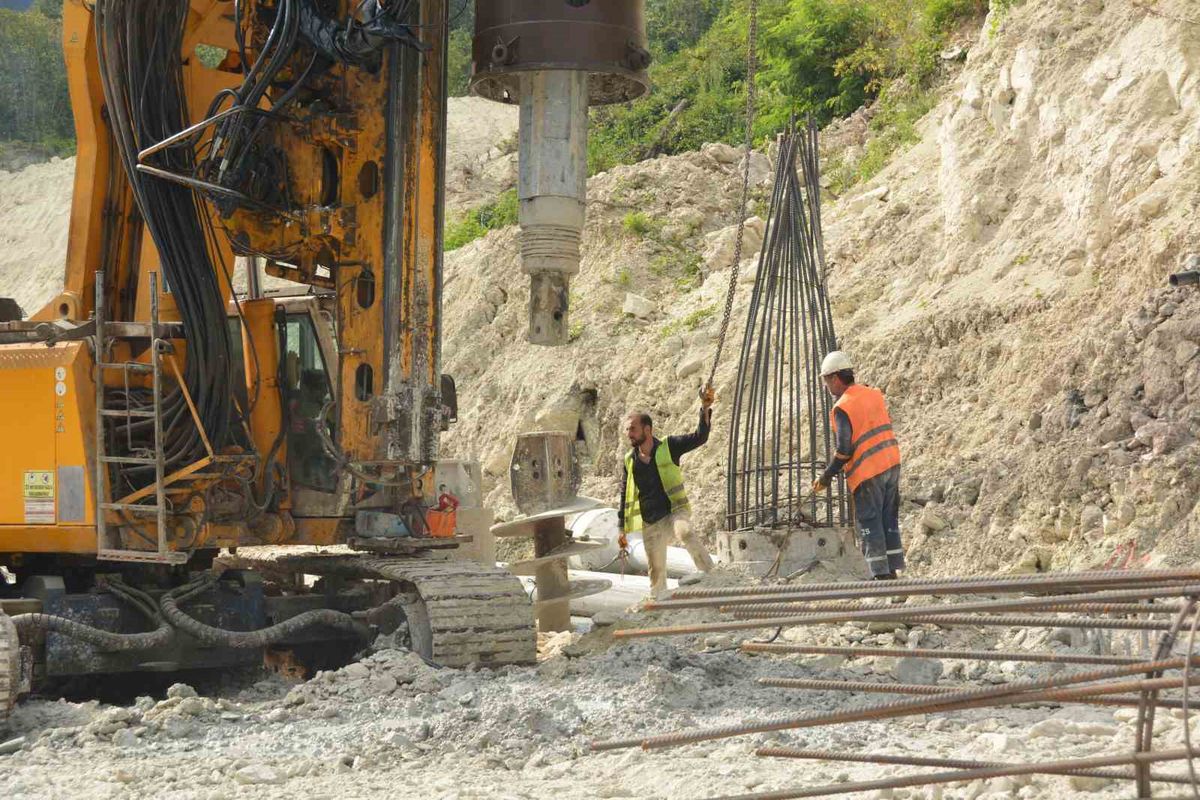 Ünye-Akkuş Yolunda Çalışmalar Hızlandı: Heyelan Bölgesinde Fore Kazıklar Çakılıyor
