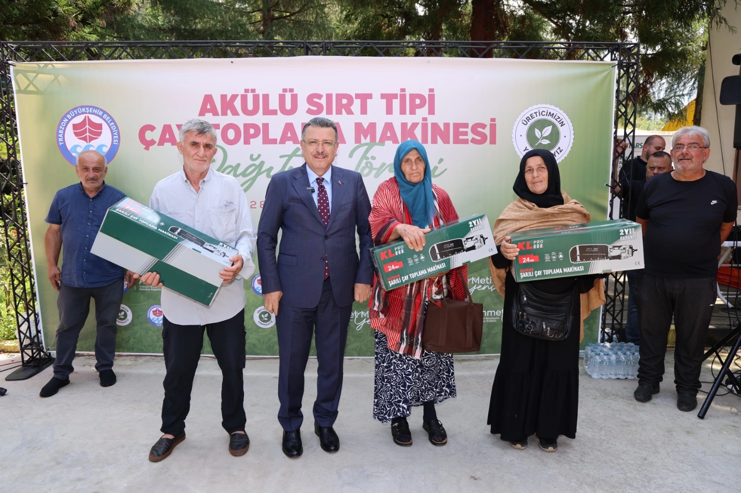 Trabzon'da çay üreticisine şarjlı makine desteği