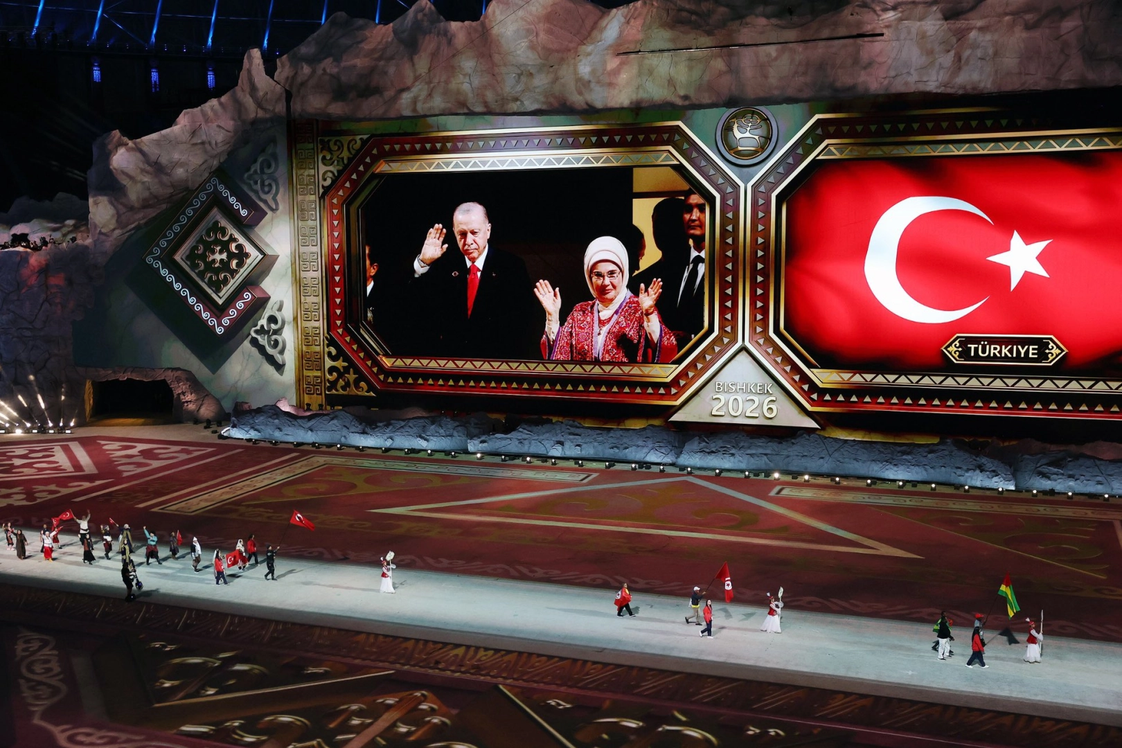 Dünya Göçebe Oyunları'nın açılışını liderlerle birlikte izledi