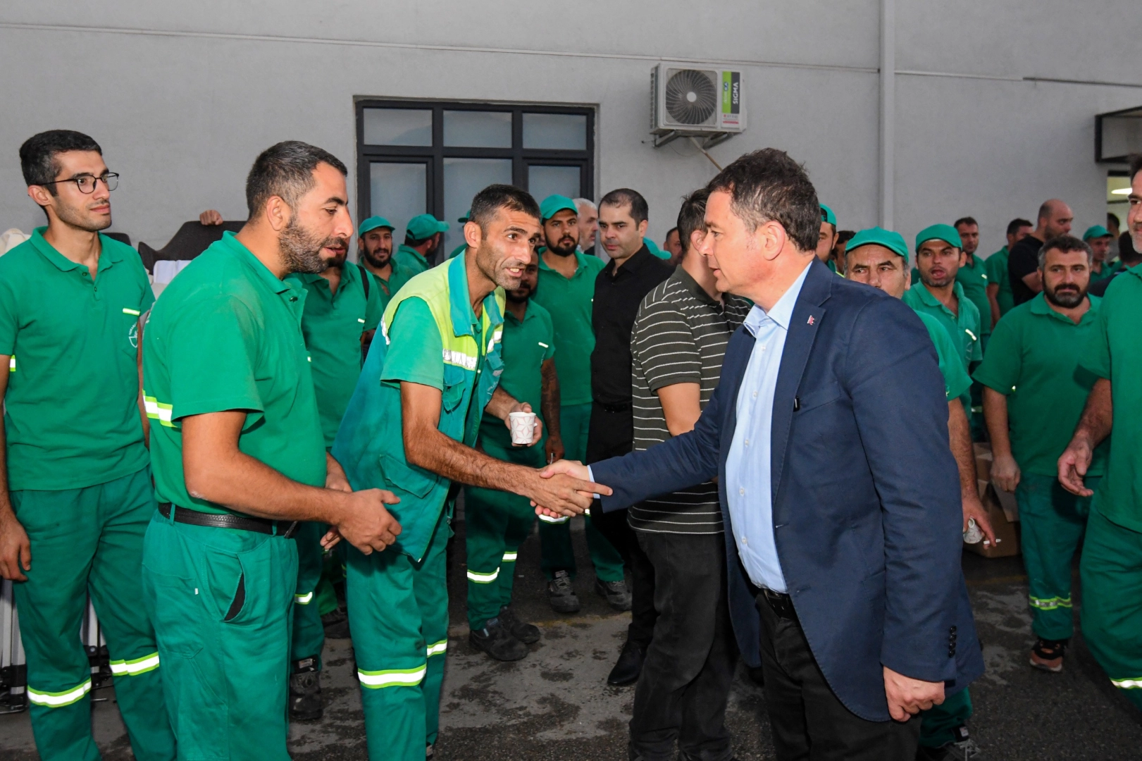 Bursa'da günün ilk ışıkları Osmangazi’nin emekçilerini aydınlattı