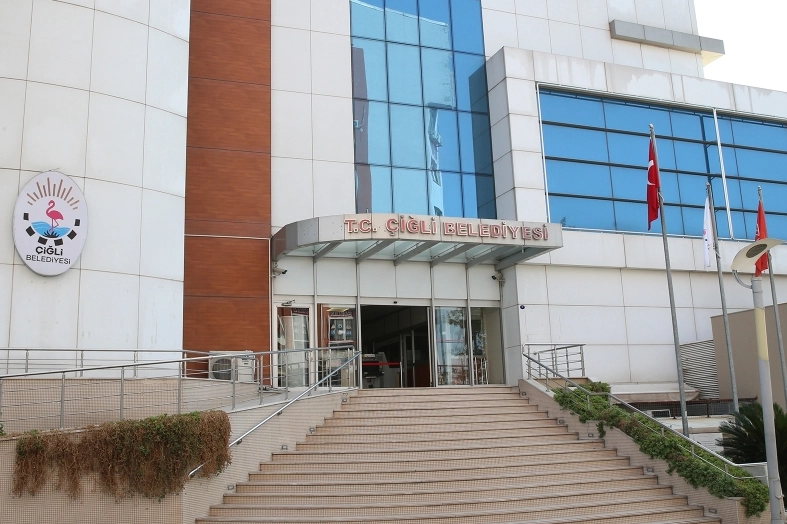 Çiğli'de belediyeden sonra Akvaryum Kafe’ye silahlı saldırı!