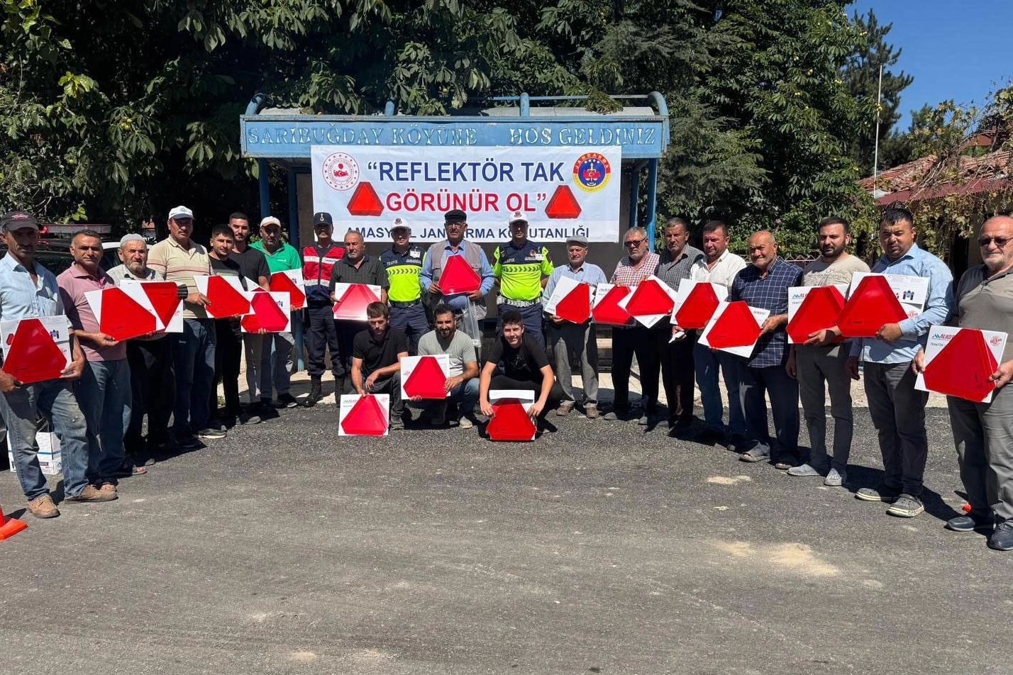 Amasya’da traktör sürücülerine reflektör uyarısı