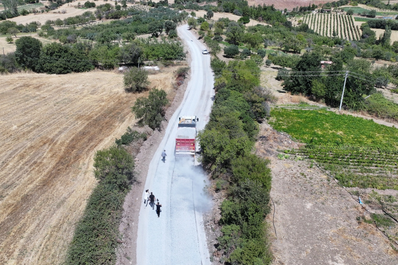 Manisa'da 1999’da açılan yol 27 yıl sonra asfaltla buluştu