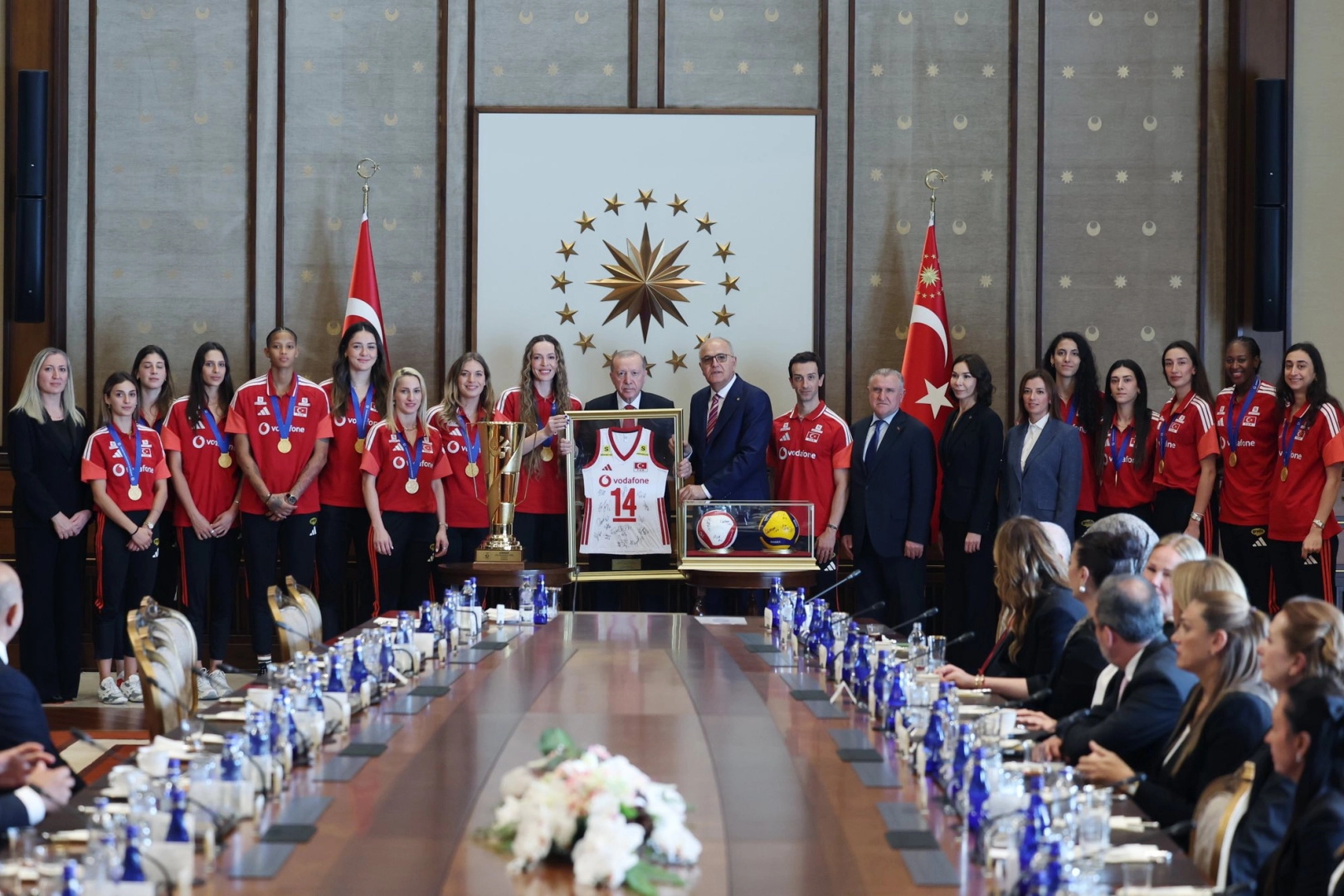 Cumhurbaşkanı Erdoğan, şampiyon voleybolcuları kabul etti