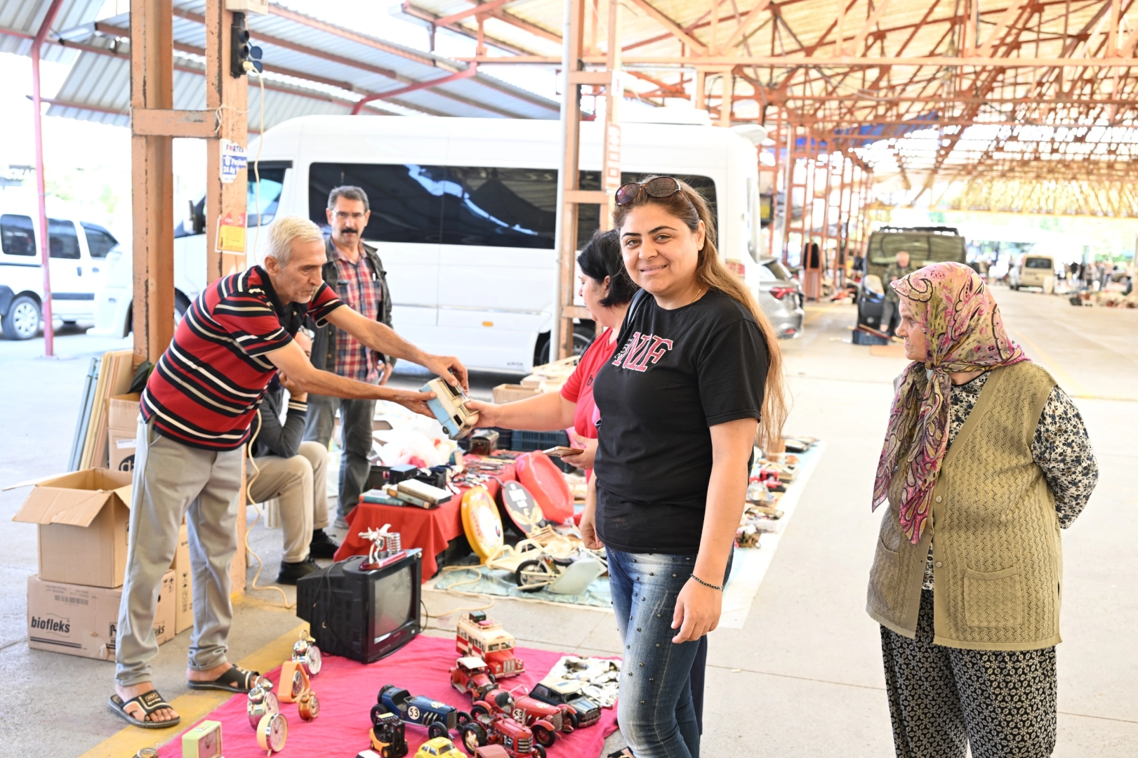 Manisa'da ikinci el eşya pazarı yeni yerinde