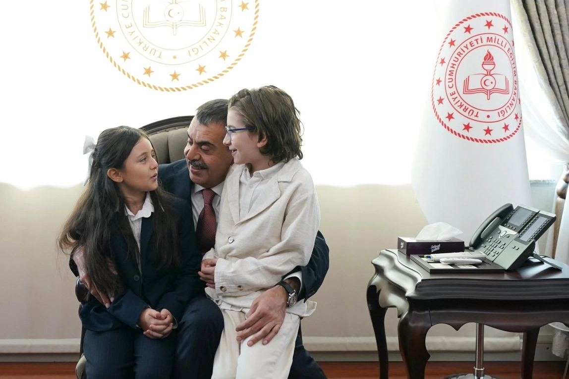 Cumhurbaşkanı Erdoğan ile şarkı söylemişlerdi... Bakan Tekin o çocukları ağırladı