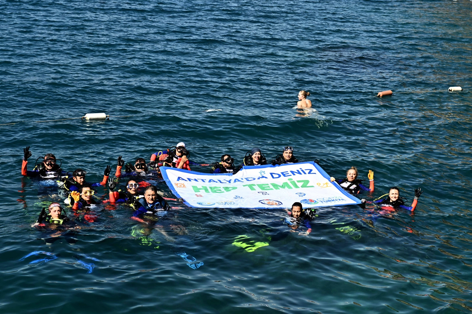 Antalya'da gönüllü dalgıçlardan Muratpaşa'da deniz dibi temizliği