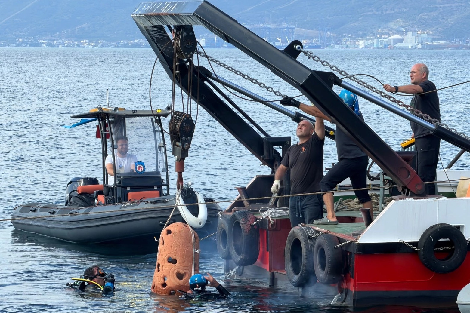 İzmit Körfezi’nde resifler denize indirildi