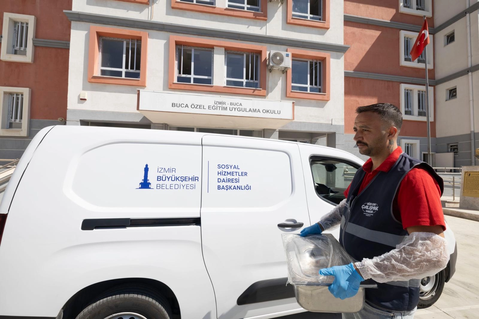 İzmir Büyükşehir’den özel gereksinimli öğrencilere sıcak destek