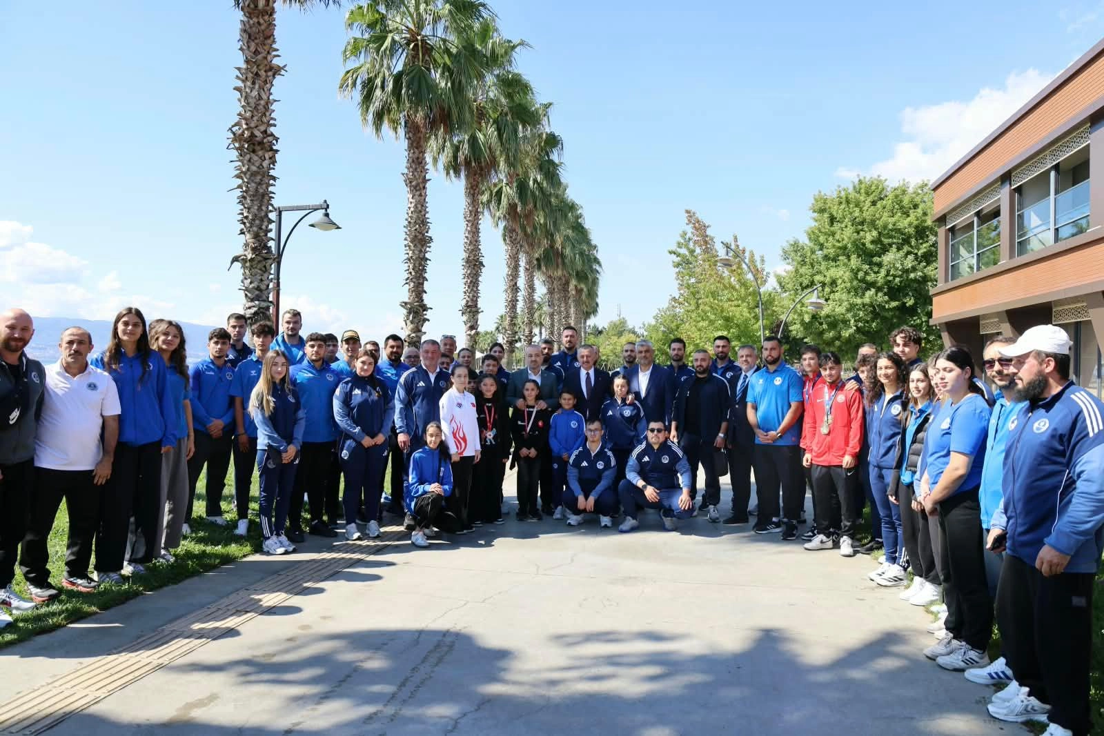 Kocaeli'de Başkan Büyükakın başarılı sporcularla buluştu