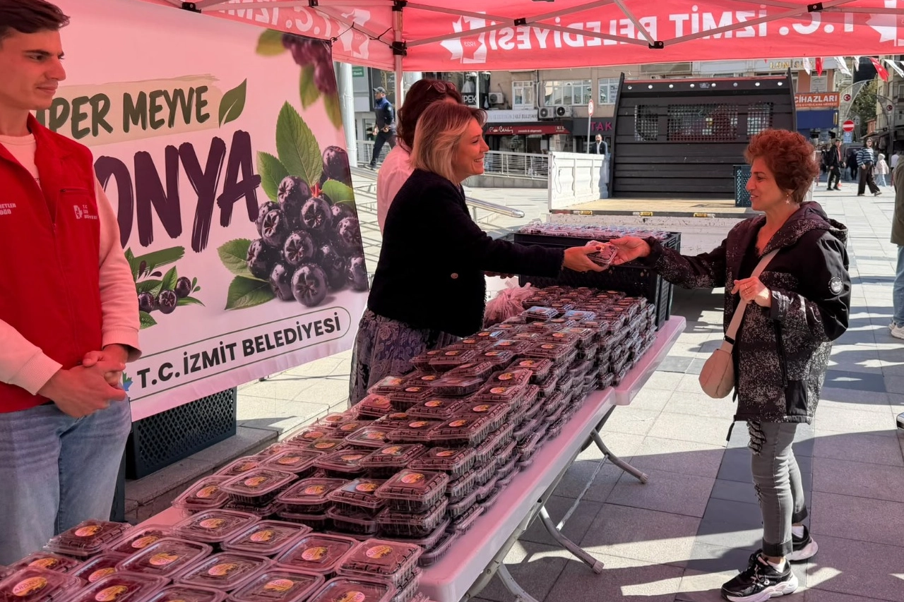 İzmit'te süper meyve ücretsiz dağıtılıyor