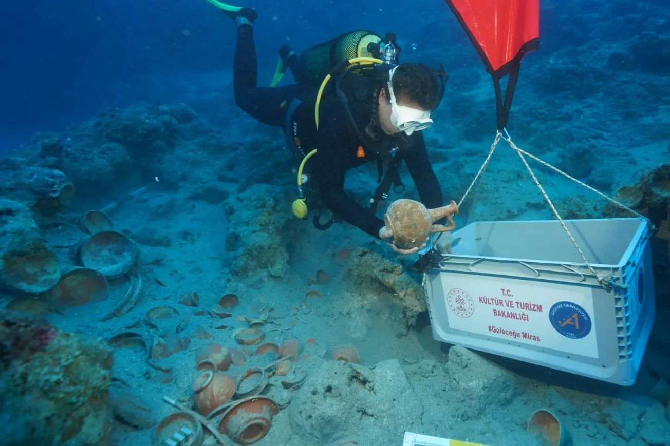 Akdeniz’in derinliklerinden 2 bin 100 yıllık sofra takımları çıkarılıyor