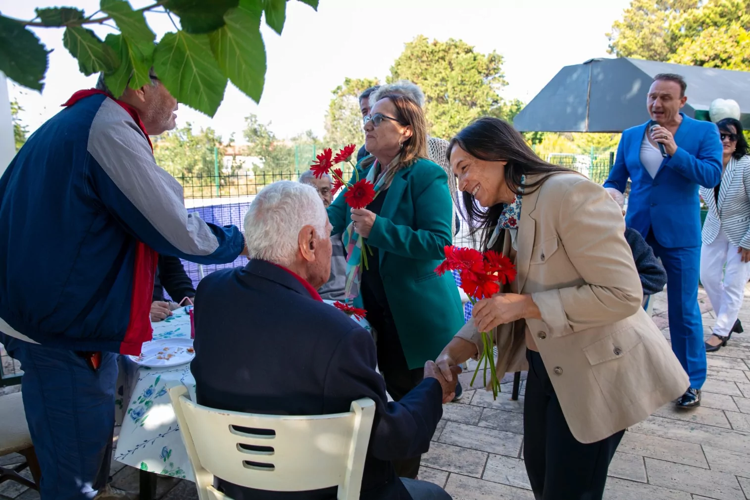 İzmir Güzelbahçe’nin çınarlarına anlamlı ziyaret