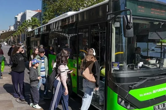 Denizli’de Öğrencilere Ulaşım Desteği Sürüyor