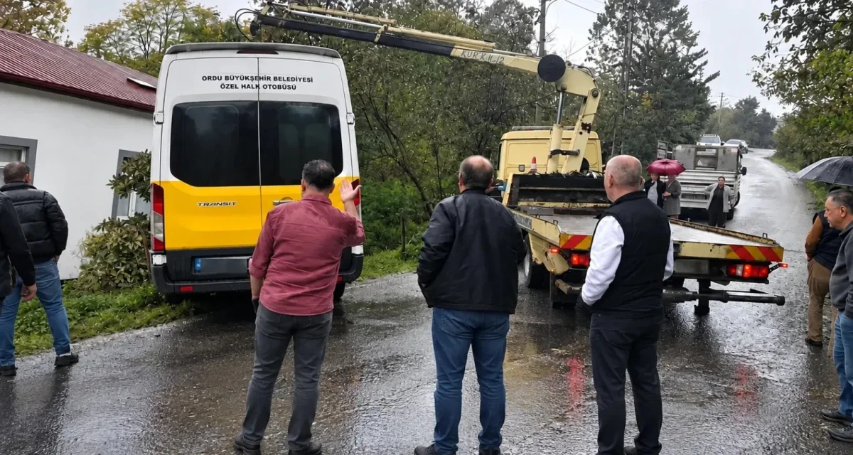 Altınordu’da Yolcu Minibüsü Ağaca Çarptı!