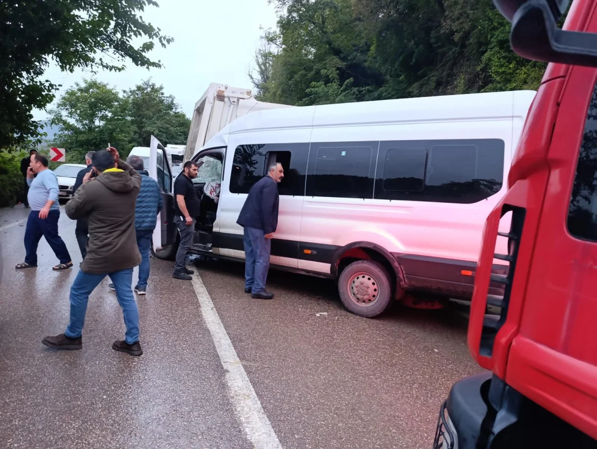 Ordu’da Feci Kaza! Servis Aracı Kamyona Arkadan Çarptı: 1 Ölü
