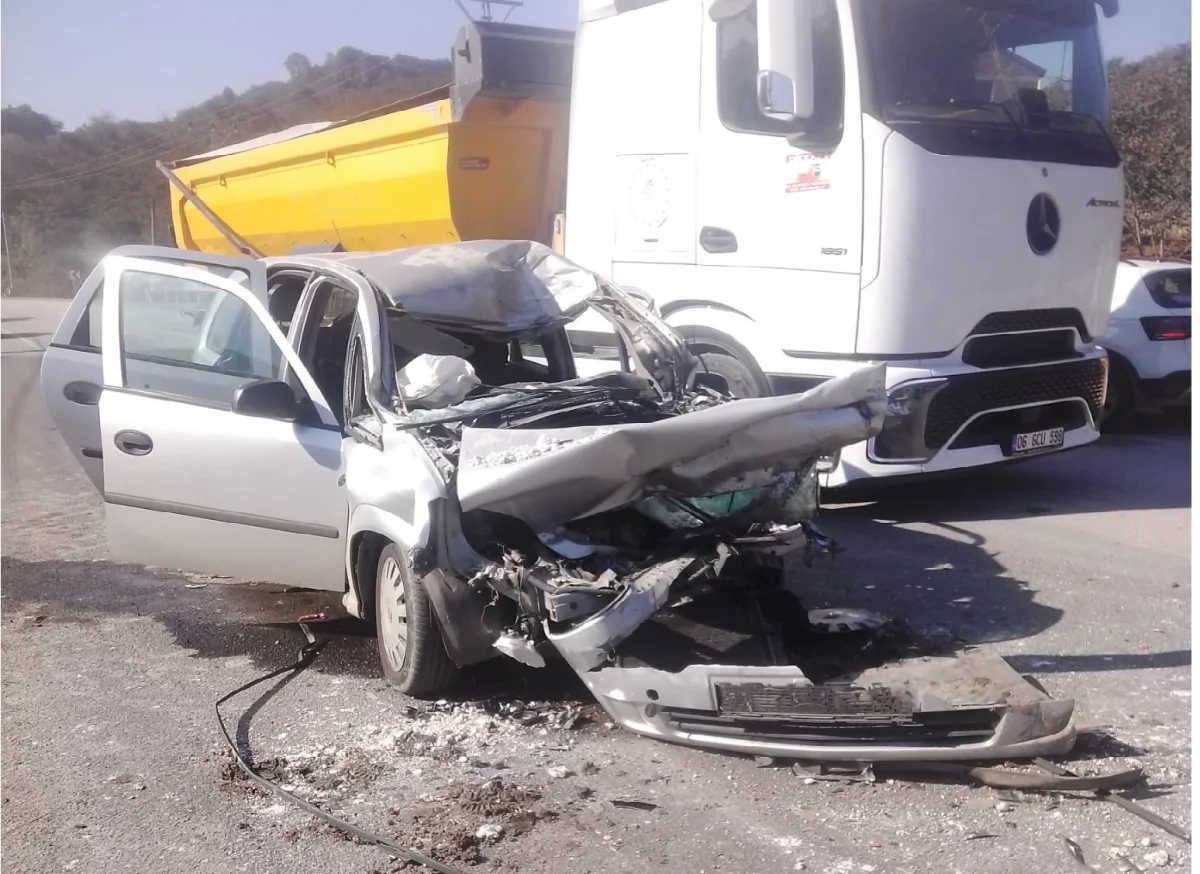 Ünye Kale Mevkiinde Otomobil Tıra Çarptı: 1 Yaralı