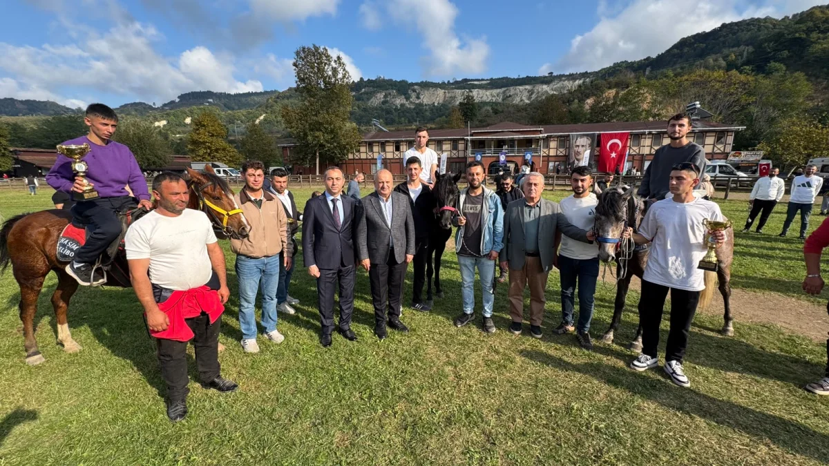 Ünye’de Cumhuriyet Kupası Heyecanı: 9 Kategoride 150 At Yarıştı