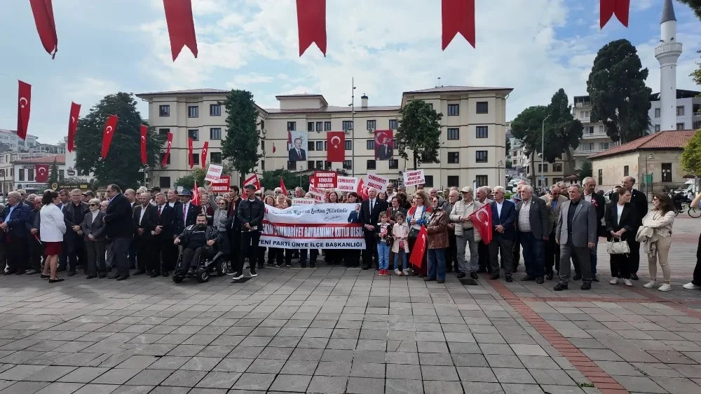Ünye’de Cumhuriyet’in 103. Yılı İçin Alternatif Çelenk Töreni