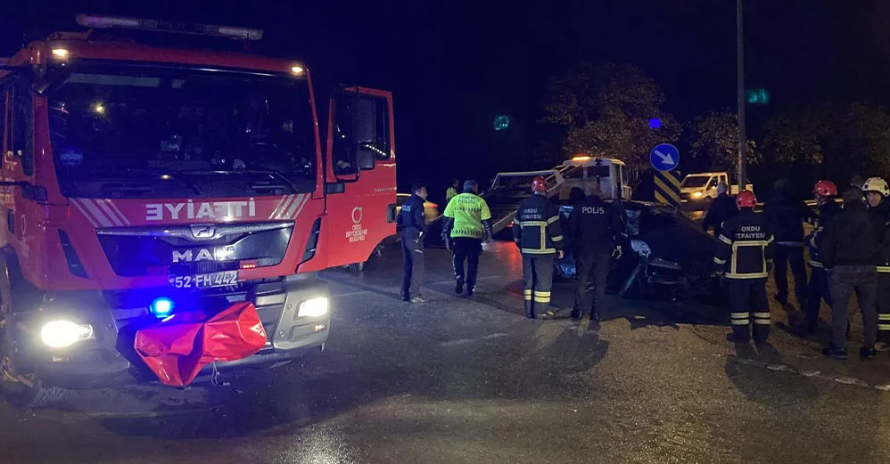 Ünye'de  İki Otomobil Çarpıştı: 1’i Ağır 5 Kişi Yaralandı