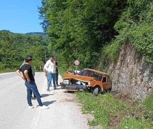 Direksiyon Hakimiyetini Kaybeden Sürücü Duvara Çarptı
