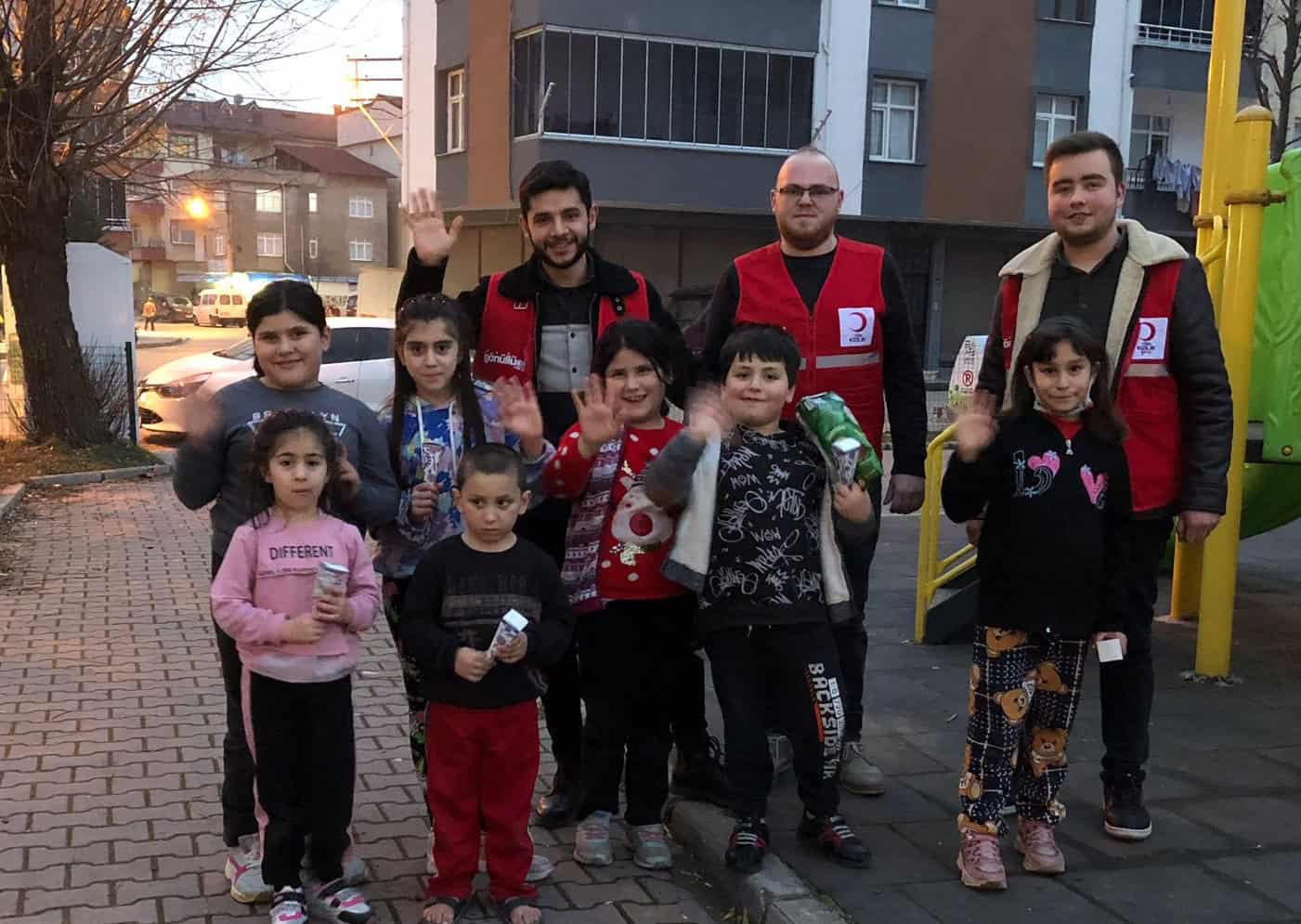 KIZILAY GENÇLERİNDEN KANDİL İKRAMI