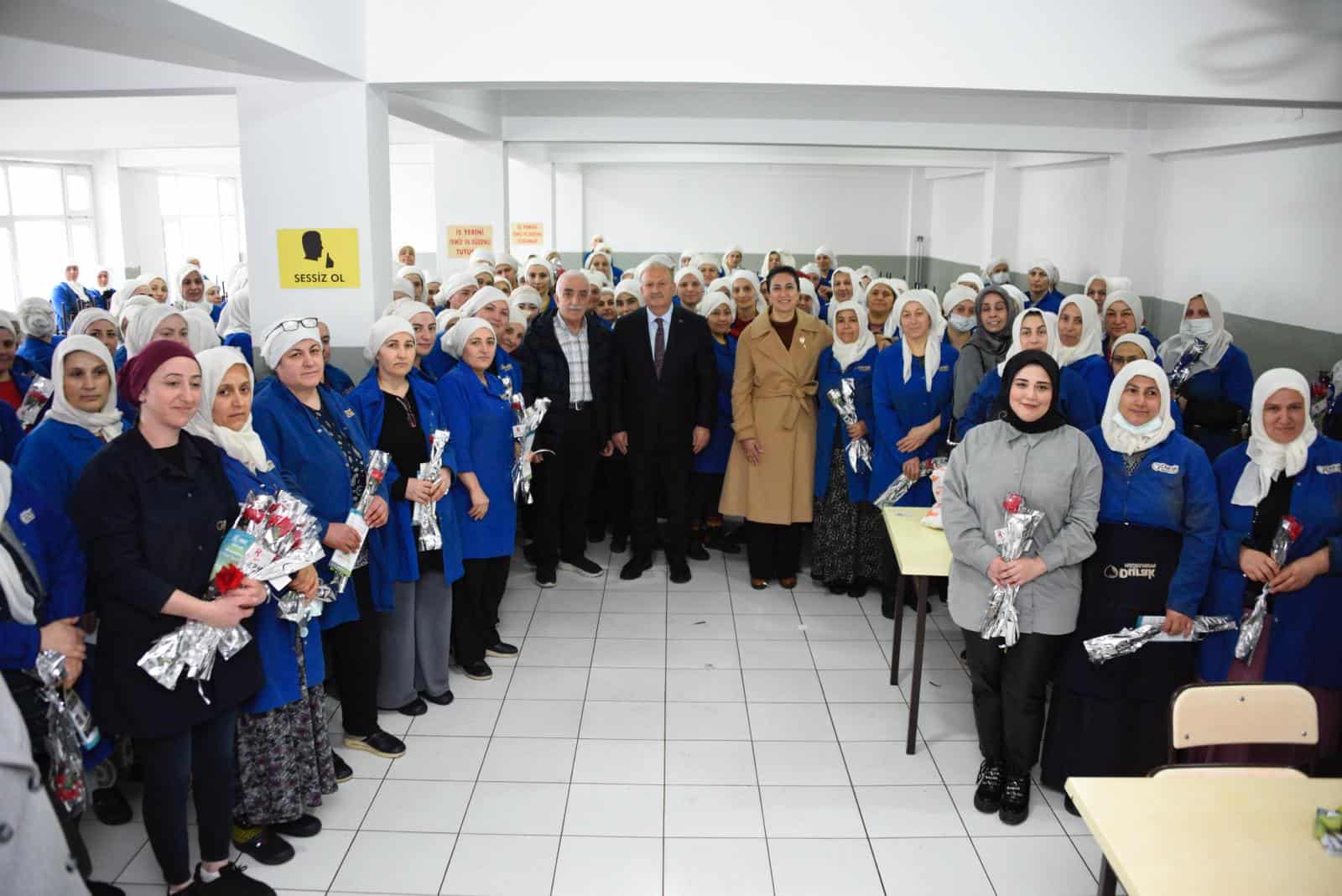 BAŞKAN TAVLI KADINLAR GÜNÜNÜ KUTLADI
