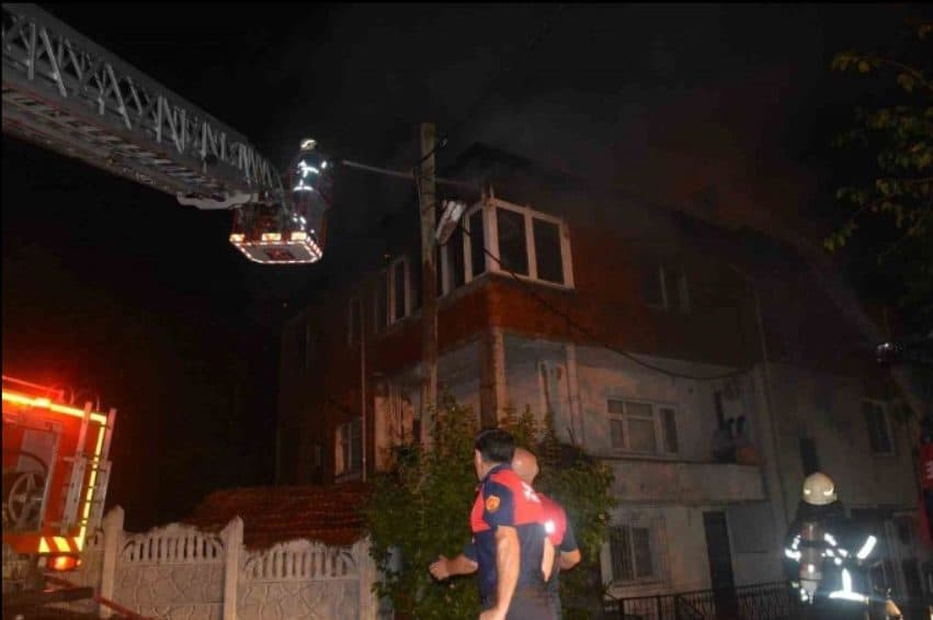 EŞİYLE TARTIŞTI, EVİ ATEŞE VERDİ