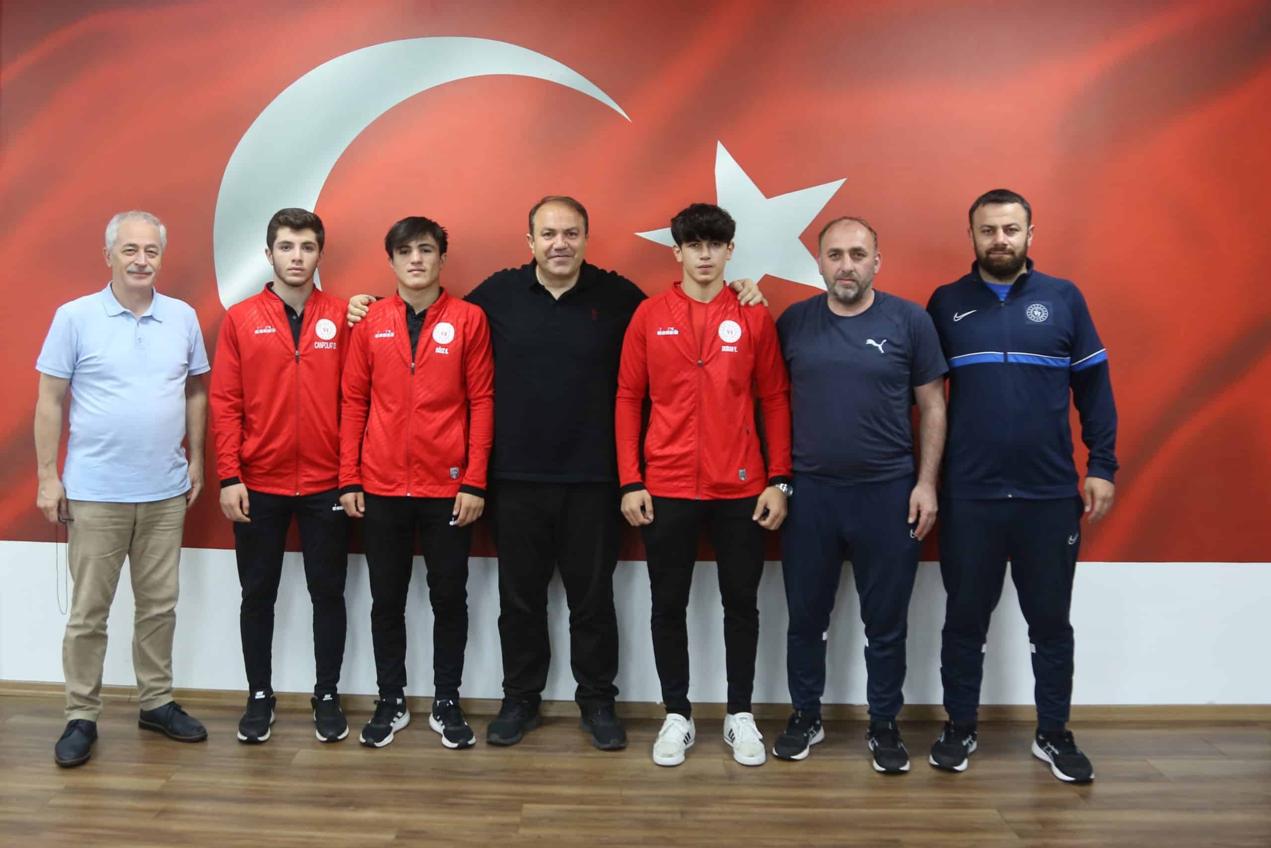 ŞAMPİYON GÜREŞÇİLERDEN GENÇ’E ZİYARET