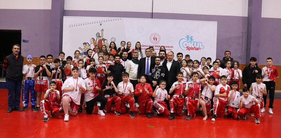 OKULLAR KİCK BOKS’DA 100 SPORCU MÜCADELE ETTİ
