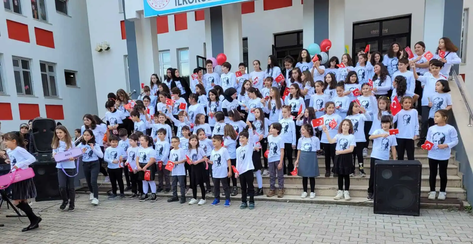 ÖMER ÇAM ÖĞRENCİLERİ CUMHURİYETİ KUTLADI