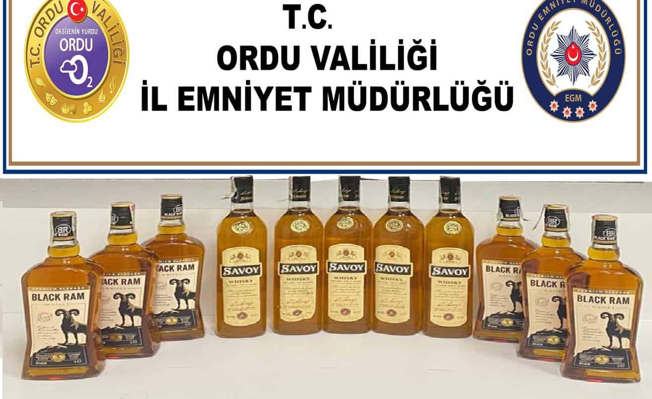 ŞÜPHELİ ŞAHISIN ELİNDEKİ KARGO KOLİSİNDEN KAÇAK İÇKİ ÇIKTI