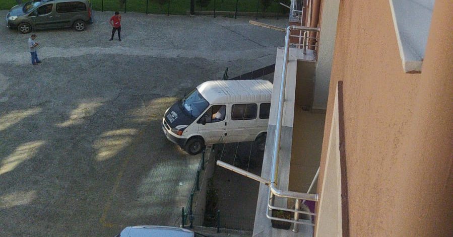 Kargo aracıyla balkona çıktı