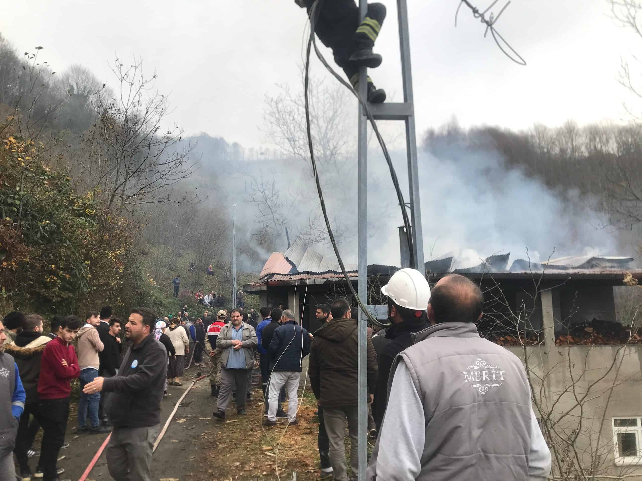 İLKÜVEZ’DE 2 KATLI BETON EV YANDI!