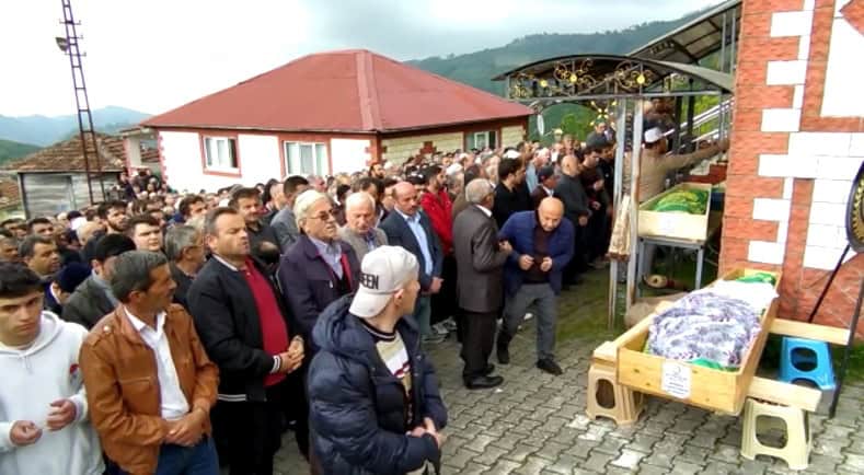 TRAFİK KAZASINDA HAYATINI KAYBEDEN İLKÜVEZLİ AİLE TOPRAĞA VERİLDİ
