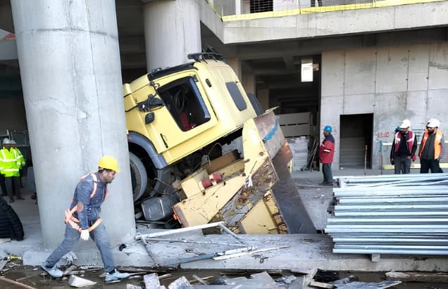 Şehir Hastanesinde Kamyon Birinci Kattan Aşağıya Düştü!