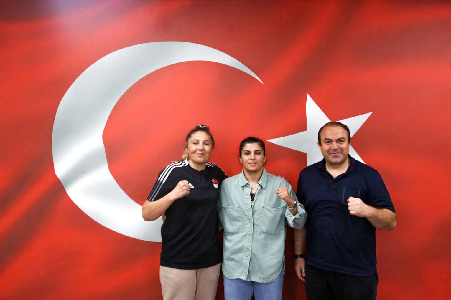 ŞAMPİYON BOKSÖR BUSENAZ SÜRMENELİ’DEN GENÇ’E ZİYARET